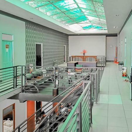 Urbanview Hotel Bagoes Sintang By Reddoorz Exterior photo