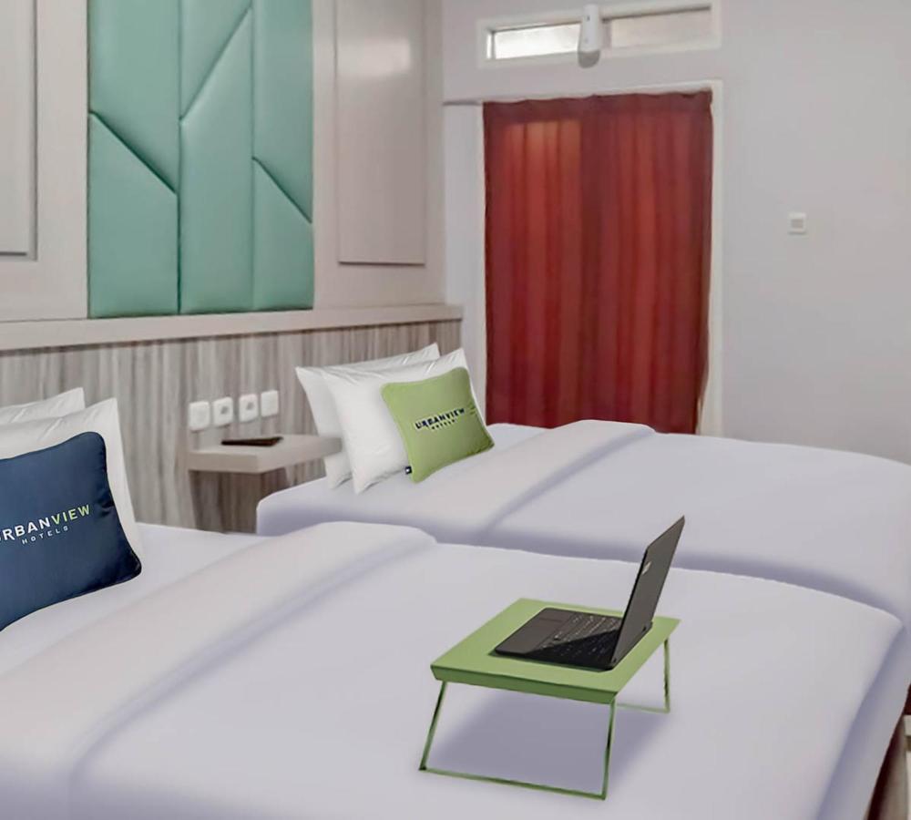 Urbanview Hotel Bagoes Sintang By Reddoorz Exterior photo