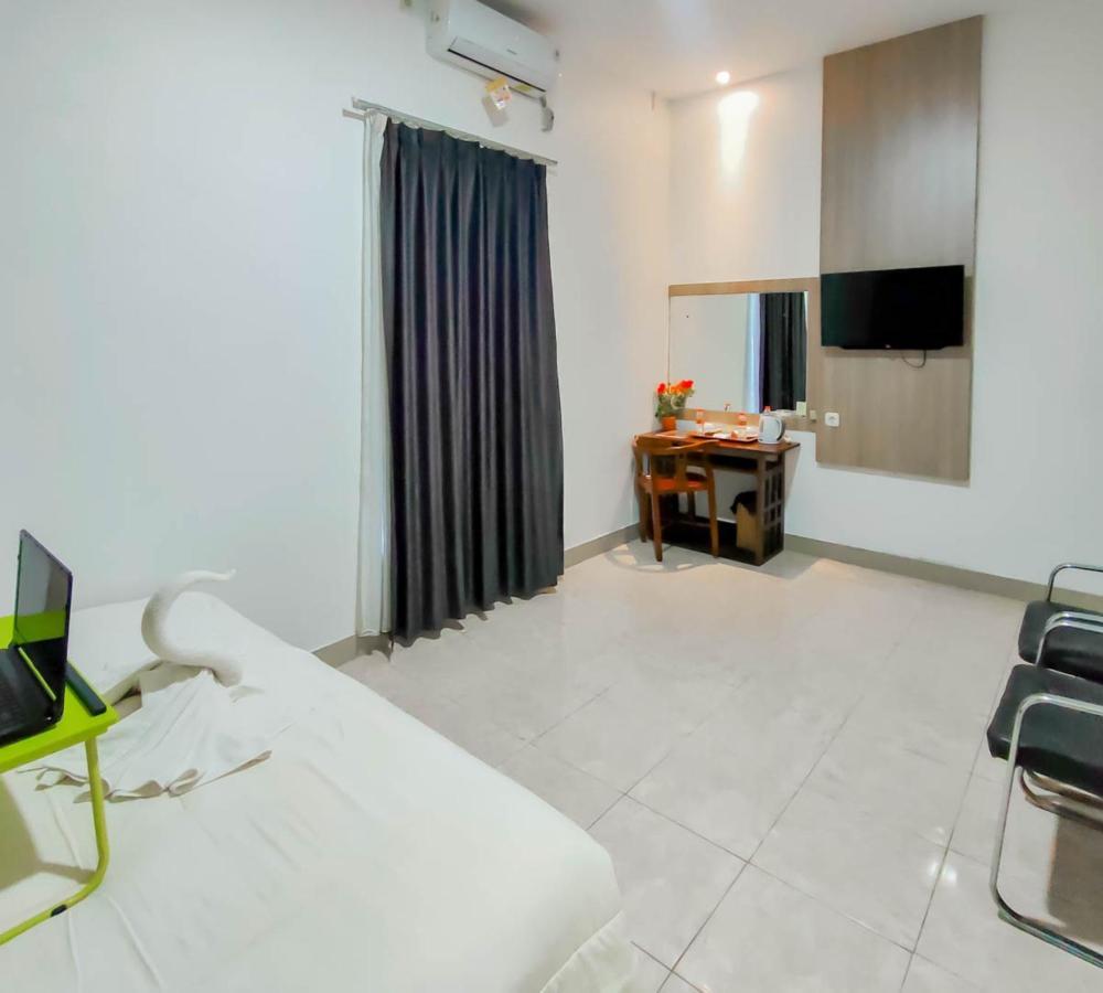 Urbanview Hotel Bagoes Sintang By Reddoorz Exterior photo