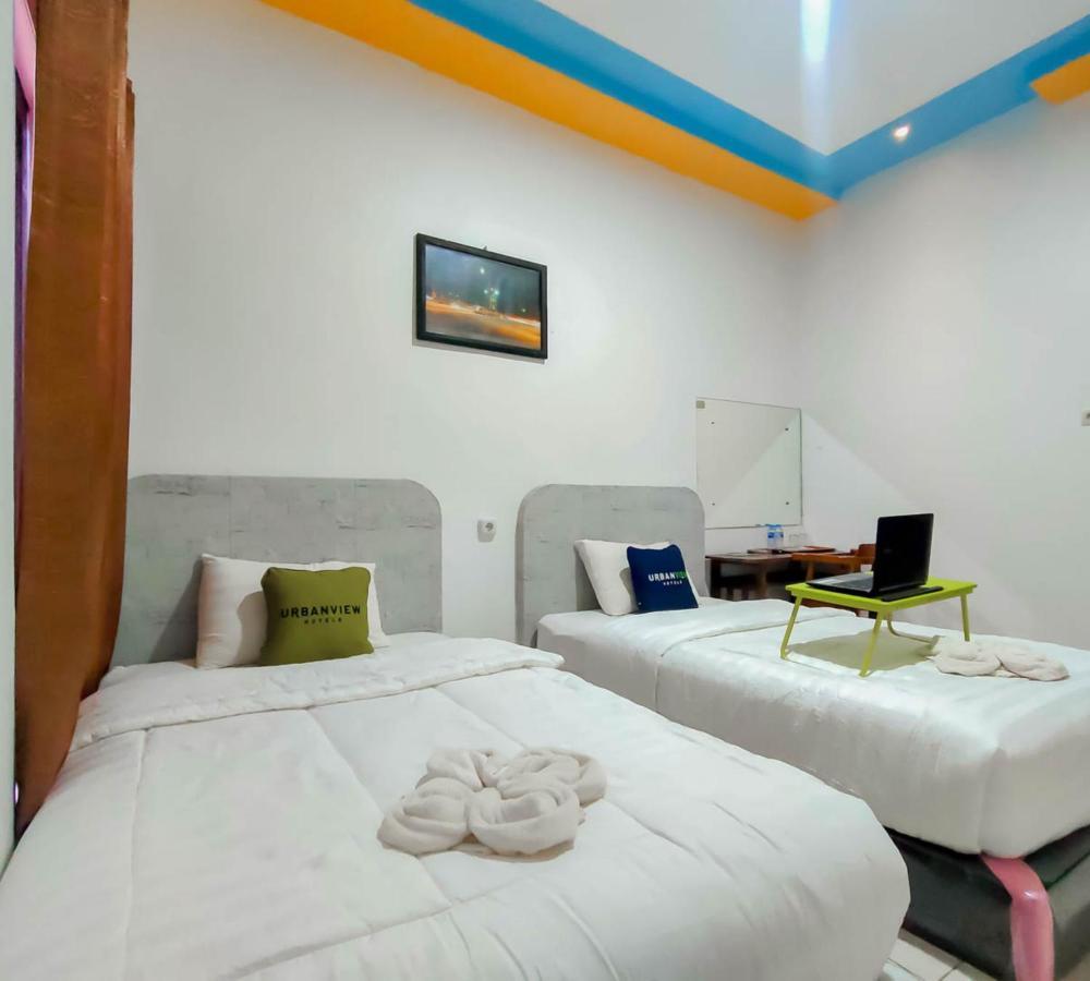 Urbanview Hotel Bagoes Sintang By Reddoorz Exterior photo