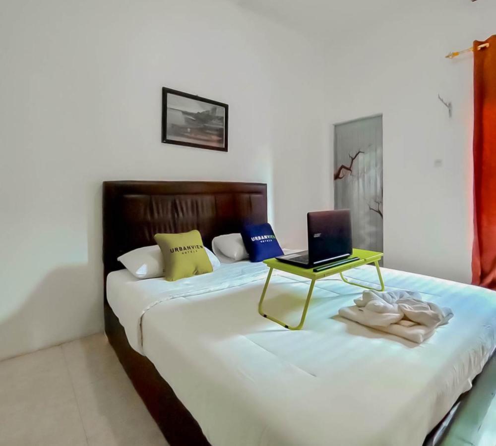 Urbanview Hotel Bagoes Sintang By Reddoorz Exterior photo