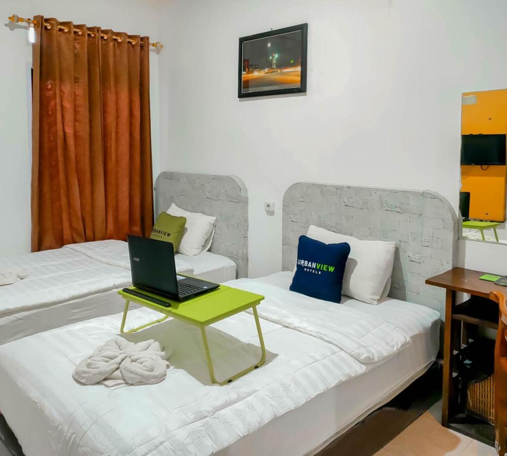 Urbanview Hotel Bagoes Sintang By Reddoorz Exterior photo
